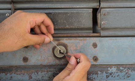 Qui devrait réparer la serrure de votre porte bloquée ?